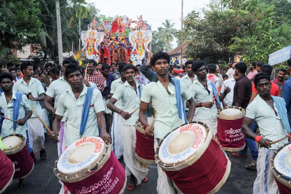 音楽を演奏し、ヒンドゥー教のカーニバル祭りで踊る人々 — ストック写真