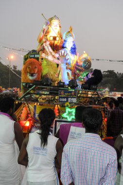 Müzik ve hindu karnaval festivalde dans insanlar