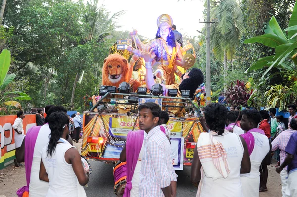 音楽を演奏し、ヒンドゥー教のカーニバル祭りで踊る人々 — ストック写真