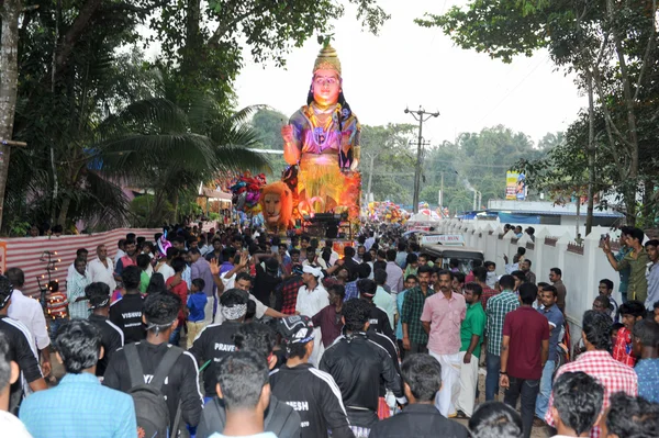 Menschen musizieren und tanzen beim hinduistischen Karnevalsfest — Stockfoto