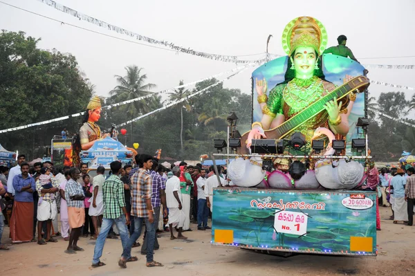 People playing music and dancing at the hindu carnival festival — Stock Photo, Image