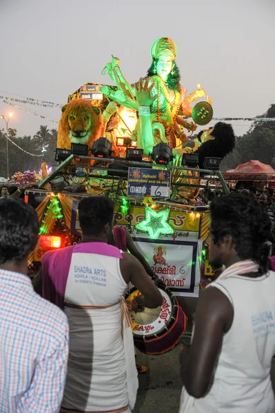 音楽を演奏し、ヒンドゥー教のカーニバル祭りで踊る人々 — ストック写真