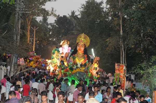 Ludzie grający muzykę i taniec na festiwalu hinduskiego karnawał — Zdjęcie stockowe