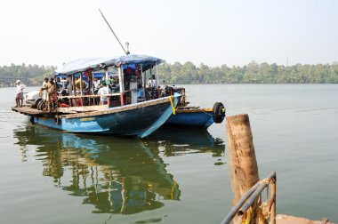 İnsanlar önemsizden bir nehir bir feribotla geçiş