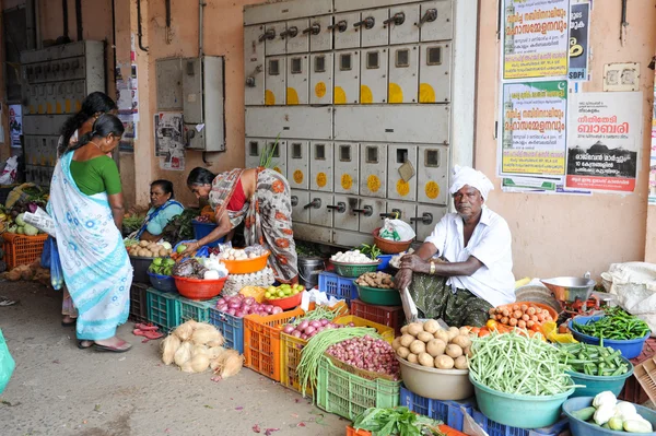 Mensen verkopen en kopen op de plantaardige markt van Kollam — Stockfoto