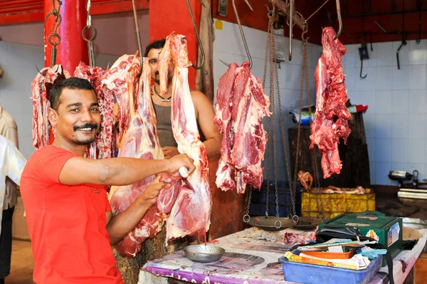 Rzeźnik cięcia mięsa baraniego mięsa w jego sklepie w mieście Kollam — Zdjęcie stockowe
