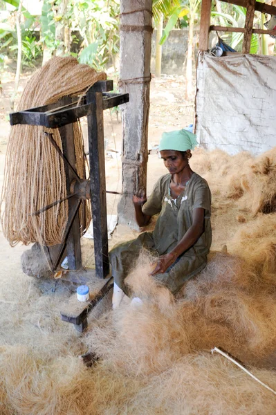Mujer construyendo una cuerda natural en Kollam en la India — Foto de Stock