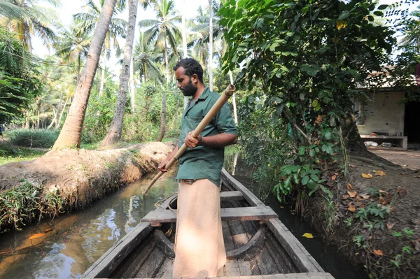 Men rowing his canoe on a river of the backwaters at Kollam — Stock Photo, Image