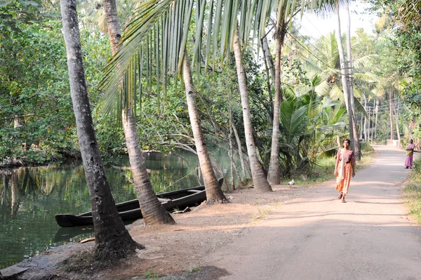 Mensen lopen in de buurt van een rivier van de backwaters op Kollam — Stockfoto