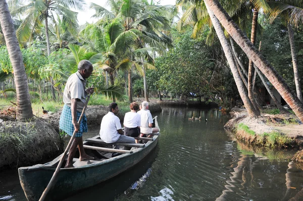 Toeristen cruising op een kano een rivier van de backwaters op Kollam — Stockfoto