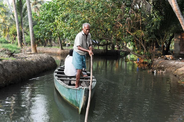 Turistler Kano üzerinde önemsizden Kollam adlı bir Nehri seyir — Stok fotoğraf