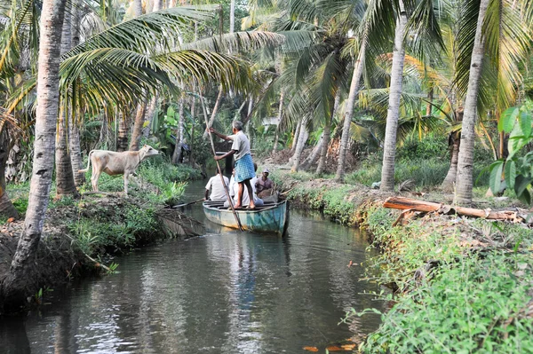 Turisté, plavba na kánoi řeka stojaté vody ve městě Kollam — Stock fotografie