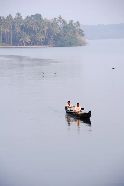 Mensen cruising op een kano een rivier van de backwaters — Stockfoto