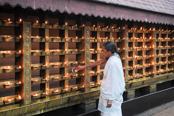 Believers praying at the hindu temple of Kollam — Stock Photo, Image