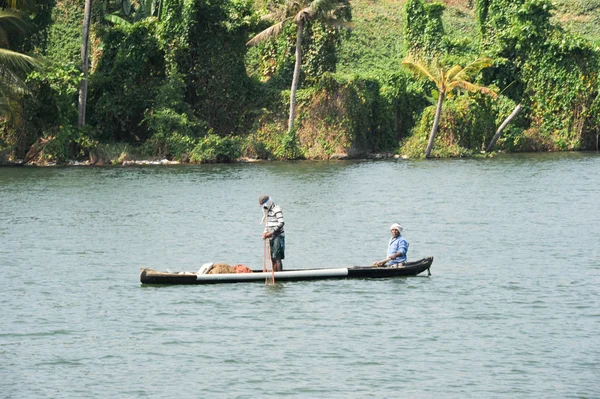 Visser visserij op een kano in de buurt van Kollam op backwaters van Kerala — Stockfoto