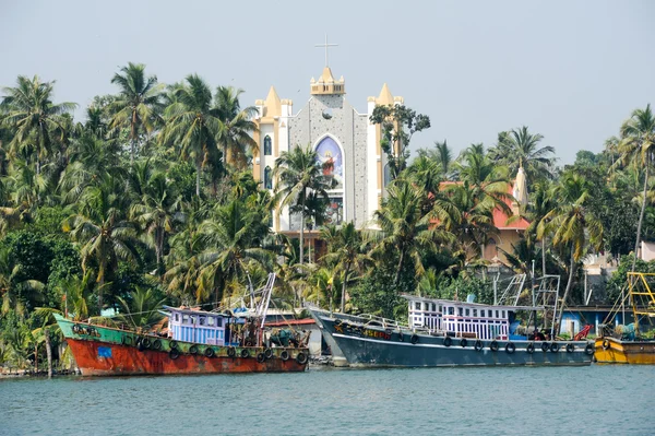 Vissersboot voor een kerk in de buurt van Kollam — Stockfoto