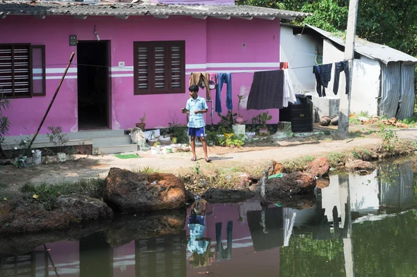 Muž před jeho dům poblíž Kollam — Stock fotografie