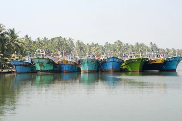 Bateau de pêche sur la rivière près de Kollam sur les backwaters du Kerala — Photo