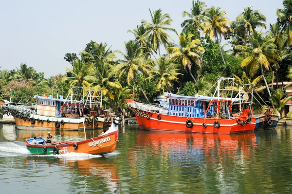 Vissersboot op de rivier in de buurt van Kollam op backwaters van Kerala — Stockfoto