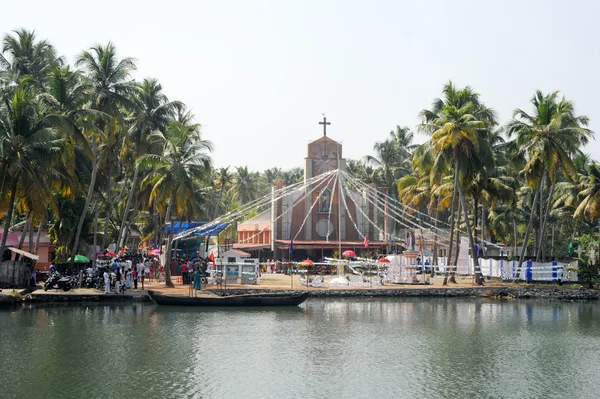 Kerk in de buurt van Kollam op backwaters van Kerala ingericht — Stockfoto