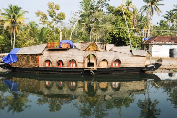 Traditional Indian houseboat cruising near Alleppey — Stock Photo, Image