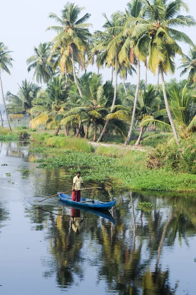 Visser cruising op een kano in de buurt van Alleppey op backwaters van Kerala — Stockfoto