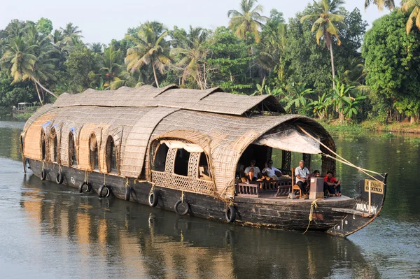 Traditional Indian houseboat cruising near Alleppey — Stock Photo, Image