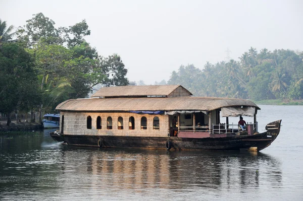 Traditional Indian houseboat cruising near Alleppey — Stock Photo, Image