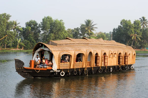 Traditional Indian houseboat cruising near Alleppey — Stock Photo, Image