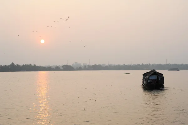 Croisière traditionnelle en péniche indienne près d'Alleppey — Photo