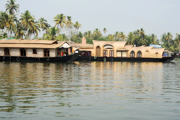 Traditional Indian houseboat cruising near Alleppey — Stock Photo, Image