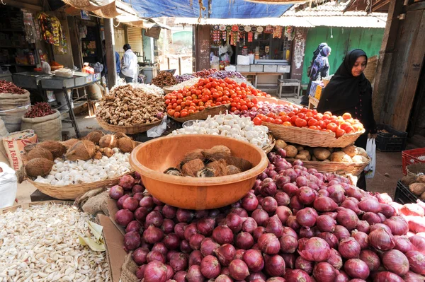 Vendedores y clientes indios en el mercado de verduras Devaraja — Foto de Stock