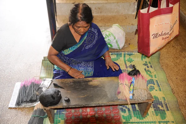 Woman manufacturing incense sticks on a fabric at Mysore — Stock Photo, Image