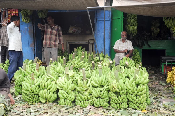 Vendedores indianos com bananeira no mercado de frutas Devaraja — Fotografia de Stock