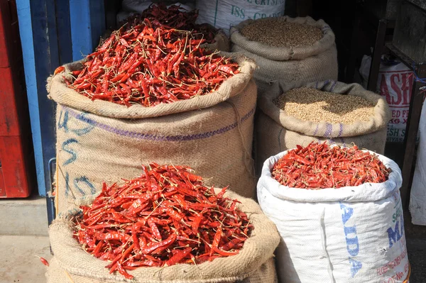 Rode chilipepertjes op de markt van Devaraja in Mysore — Stockfoto
