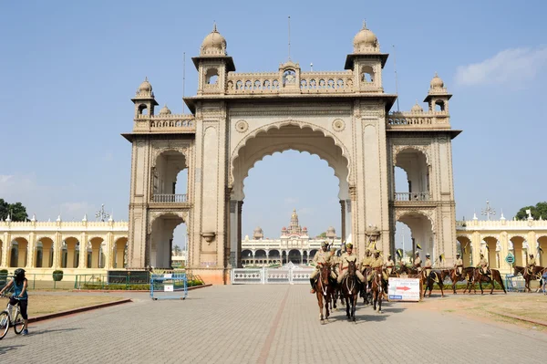 印度迈索尔宫殿的大门 — 图库照片
