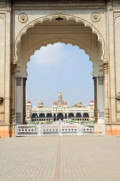 Gate of the Mysore Palace, India – stockfoto