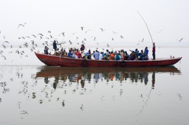 Kutsal Ganj Nehri üzerinde bir tekne turuna katılarak turist