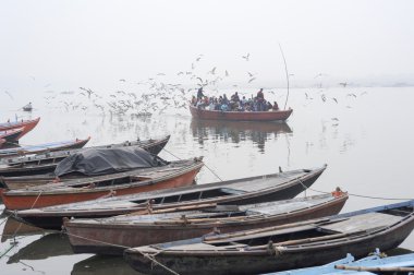 Kutsal Ganj Nehri üzerinde bir tekne turuna katılarak turist