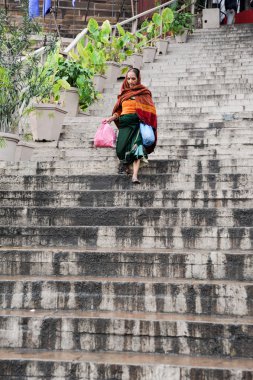Nehir Ganj Ghats üzerinde yürüyen kadın