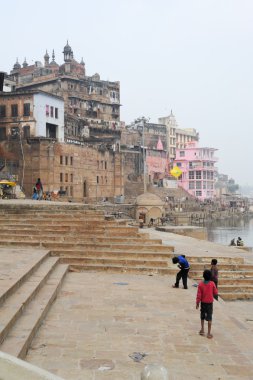 Nehir Ganj Ghats üzerinde oynayan çocuklar 