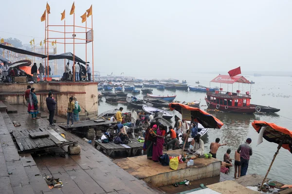 Zarándok hindu szent fürödni a Gangesz — Stock Fotó