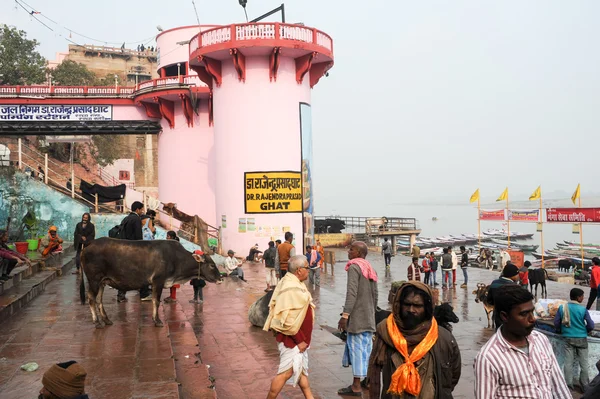 Gente caminando sobre los Ghats del río Ganges —  Fotos de Stock