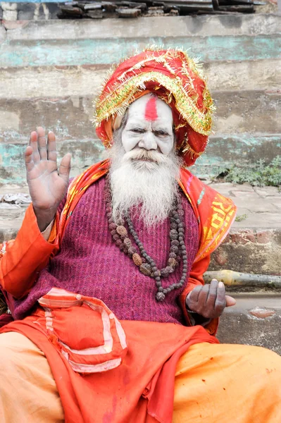 Святой человек позирует в Варанаси в Индии — стоковое фото