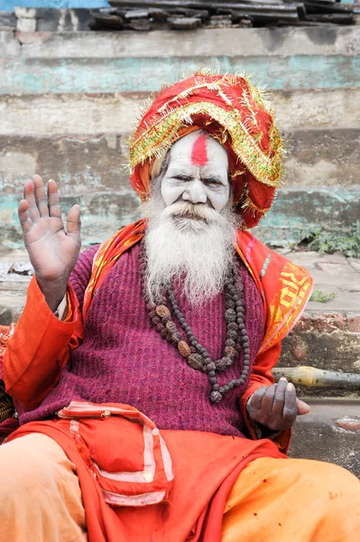 Heiliger mann posiert in varanasi auf indien — Stockfoto