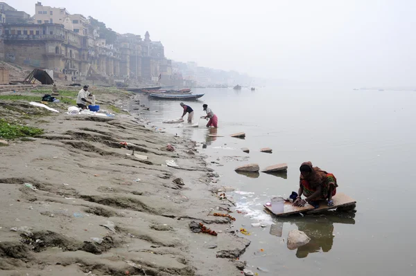 Folk tvättar kläder på ghats på Ganges floden — Stockfoto