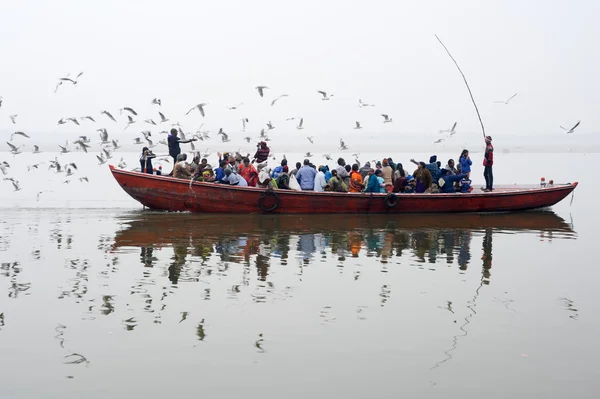 Des touristes en bateau sur la rivière sacrée du Gange — Photo