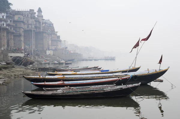 Emberek gyaloglás Ghatok a Gangesz folyó — Stock Fotó