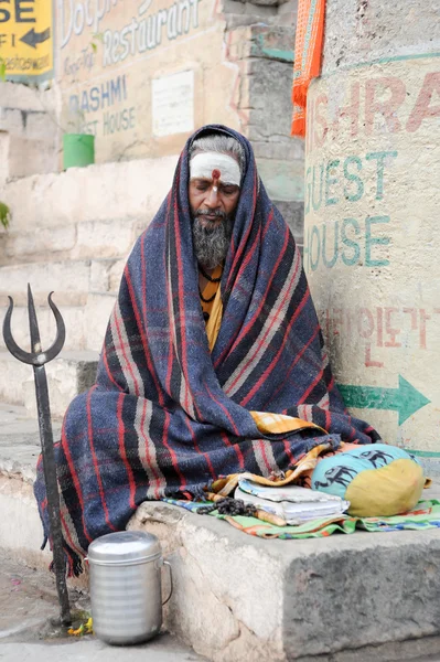 A meditáció egy hágó a Varanasi Szent ember — Stock Fotó