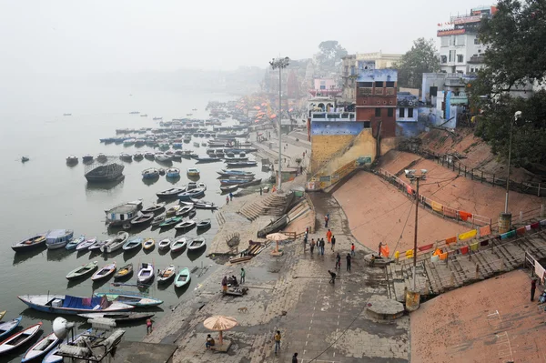 Gente caminando sobre los Ghats del río Ganges —  Fotos de Stock